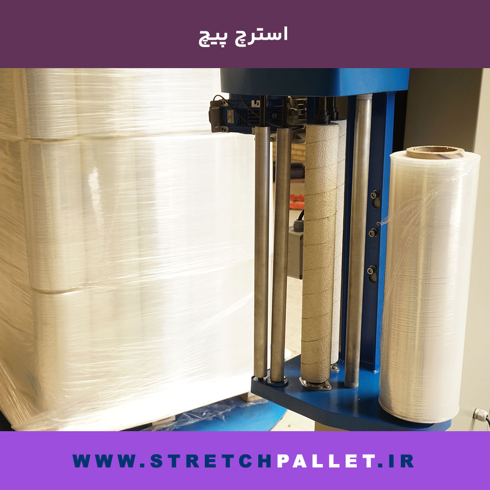 نمای نزدیک از عملیات استرچ پیچ پالت با دستگاه بسته‌بندی مجهز به رول کشش و فیلم استرچ صنعتی